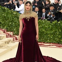 Saat tampil di Met Gala, Priyanka Chopra mengenakan gaun indah berwarna merah marun dengan tudung emas rancangan Ralph Lauren. Dia mengaku busananya sangat indah namun korset di baliknya membuatnya sulit bernapas. “Saya merasa seperti itu mengubah tulang rusuk saya. Sangat sulit untuk duduk saat makan malam dan saya jelas tidak bisa makan terlalu banyak pada malam itu,” ungkapnya. Foto: Neilson Barnard/Getty Images