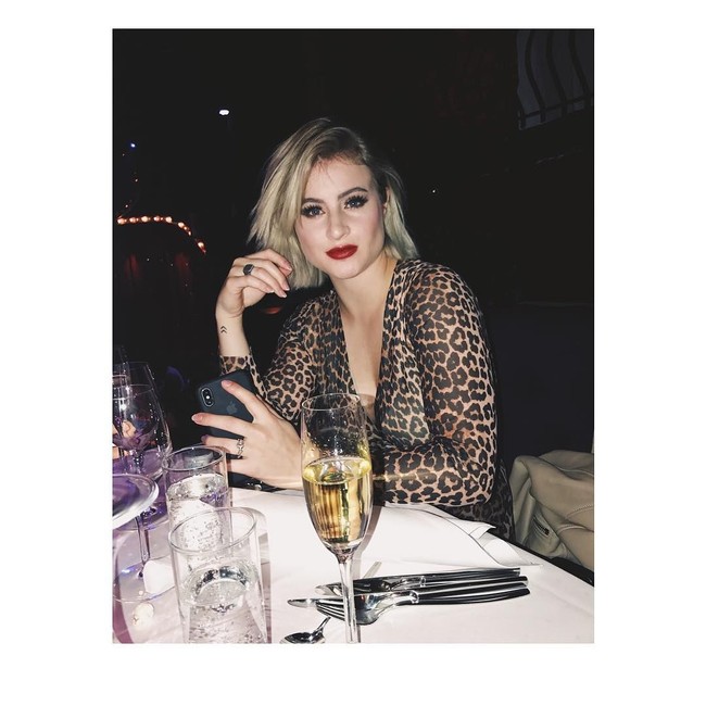 Salah satu liburan termewahnya adalah saat Katharina berplesir dengan superyacht bersama teman-teman. Yatch yang muat menampung 12 orang dengan ruang makan mewah, televisi berkualitas bioskop, dan jacuzzi tersebut berbiaya per $53,752 (Rp 755 jutaan) per minggu. Foto: Instagram Katharina Andresen