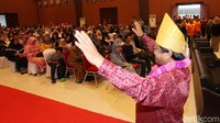 OSO menyapa mahasiswa yang mengikuti kuliah kebangsaan.
