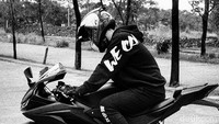 Sean tampak gagah saat menaiki motor besarnya. Foto: Dok. Instagram/_snvn_