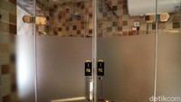 Meski bentuknya tenda, tetapi kamar mandinya selayaknya hotel berbintang 4. Ada air panas, wastafel, toiletries, handuk, bahkan toilet kering dan showernya dipisahkan. (Wahyu/detikTravel)