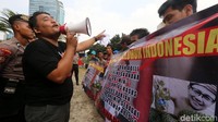 Dalam aksinya mereka menuntut kepada KPK untuk mengusut kasus dugaan suap pengucuran Dana Percepatan Pembangunan Infrastruktur Daerah (DPPID) Kementerian Tenaga Kerja dan Transmigrasi pada 2011 atau yang dikenal dengan istilah kasus kardus durian.
