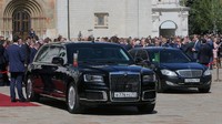 Mobil mewah ini ditenagai oleh mesin hybrid 4.4 liter V8 twin-turbo hybrid yang dikembangkan bekerja sama dengan Porsche, menghasilkan 590 HP dan torsi 649 lb-ft (880 Nm). NAMI juga mengembangkan mesin bertenaga buat Aurus Senat dengan 6.6 liter V12, yang bisa memuntahkan tenaga 857 hp.(Reuters)