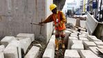 Pembangunan Pembatas Jalan di Bawah Jalur MRT