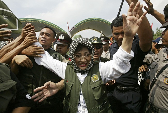 Mengenakan hijab yang sama, Mbak Tutut menyapa masyarakat saat sampai di Madiun untuk mengikuti pemilu bersama sang ayah. Ia tampil maskulin dengan kemeja putih dan rompi bernuansa hijau. Foto: Getty Images