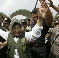 Mengenakan hijab yang sama, Mbak Tutut menyapa masyarakat saat sampai di Madiun untuk mengikuti pemilu bersama sang ayah. Ia tampil maskulin dengan kemeja putih dan rompi bernuansa hijau. Foto: Getty Images