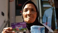 Para lansia yang mendapat KLJ bisa mengambil uang bantuan di Bank DKI.