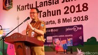 Anies mengatakan para lansia yang mendapat kartu akan menerima bantuan dana sebesar Rp 600 ribu setiap bulannya.
