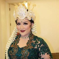 Sekar tampil beda saat resepsi pernikahannya dengan Ajie. Ketika akad dia menjadi pengantin Jawa dengan sanggul dan paes. Saat resepsi, dia mengenakan siger layaknya pengantin Sunda. Penampilannya yang sangat cantik ini berkat pulasan makeup dari makeup artist langganan selebriti Anpasuha. Foto: Instagram/robbyray_yohannesbridal