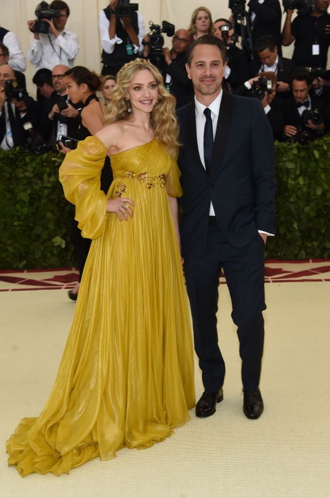 Lihat tatapan mata Amanda Seyfried untuk pasangannya, Thomas Sadoski. Penuh arti! Foto: Getty Images