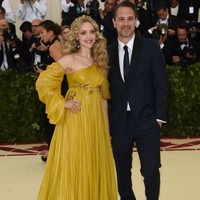 Lihat tatapan mata Amanda Seyfried untuk pasangannya, Thomas Sadoski. Penuh arti! Foto: Getty Images