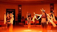 Pesta dilanjutkan dengan aneka hiburan tarian oleh para penari. Ada berbagai macam tarian yang ditampilkan, didukung dengan tata lampu dan musik, tarian ini jadi sangat cantik. (Wahyu/detikTravel)