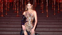 Mantan dari Zayn Malik juga hadir dengan gaun berwarna biru dan cokelat. Gigi tampak cantik dan memukau. Dengan bertemakan Fashion and the Catholic Imagination ia tampak memakai penjepit emas pada telingganya. Foto: Dok. Instagram/enews