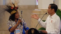 Seorang nelayan perempuan asal Mamberamo Papua, Marijen bercerita soal hasil tangkapan nelayan sekitar kepada Presiden Joko Widodo. Tangkapan nelayan di Mamberamo berupa ikan dan buaya