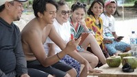 Ini pose santai Ge ketika menikmati es kelapa segar, di pesisir pantai Ora, Seram Utara, Maluku Tengah. Foto: Instagram @gepamungkas