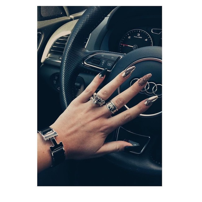 Katharina sempat menjadi perbincangan karena kecerobohannya. Ketika itu, ia tertangkap mengendarai mobil di bawah pengaruh alkohol dan ditilang dengan $32,000 atau Rp 450 jutaan. Di Norwegia, tilang disesuaikan dengan kekayaan pelaku. Foto: Instagram Katharina Andresen