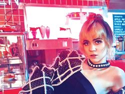 Pacar Baru Elon Musk Curi Perhatian