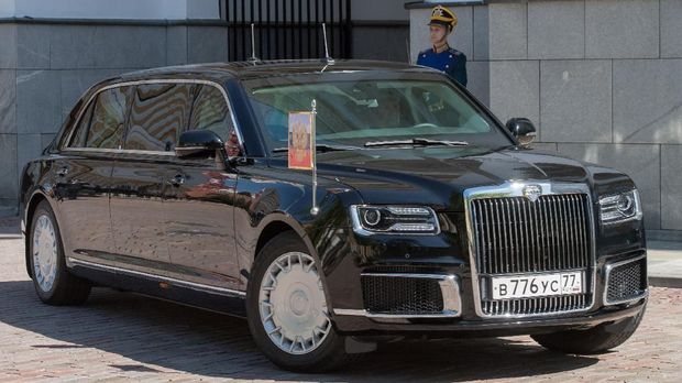 Setelah resmi dilantik kembali menjadi Presiden Rusia, Vladimir Putin kembali menarik perhatian dengan menaiki mobil Limosin terbarunya jenis 'Senate Limousine'. Mobil Senate Limousine tersebut memiliki panjang enam meter. Menggendong mesin yang dikembangkan oleh tim mekanik pabrikan mobil mewah Porsche. Mobil tersebut dikembangkan sejak 2013, dan menelan dana hingga 12,4 miliar rubel, atau sekitar Rp2,7 triliun. Sputnik/Sergei Savostyanov/Pool via REUTERS