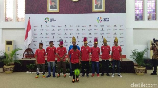 Salah satu pemain unjuk skill juggling