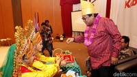 OSO disambut dengan tarian daerah. Kemudian OSO memakan sirih yang diberikan penari.