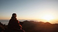 Sedangkan foto Jun menikmati sunruse ini dia potret tatkala sedang liburan di Haleakala atau Volcano East Maui, yaitu jajaran gunung berapi di Hawaii. (liveglenwood/Instagram)