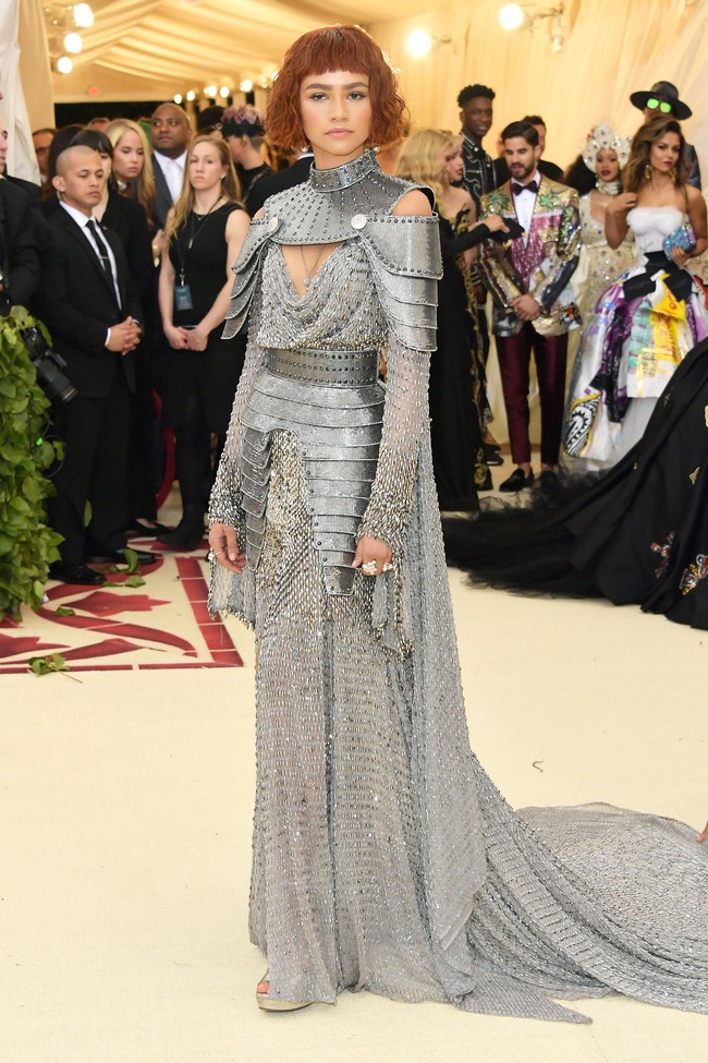 Zendaya adalah jelmaan Joan of Arc, prajurit paling chic dengan gaun perak menyerupai armor rancangan Versace. Foto: Getty Images