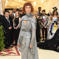 Zendaya adalah jelmaan Joan of Arc, prajurit paling chic dengan gaun perak menyerupai armor rancangan Versace. Foto: Getty Images
