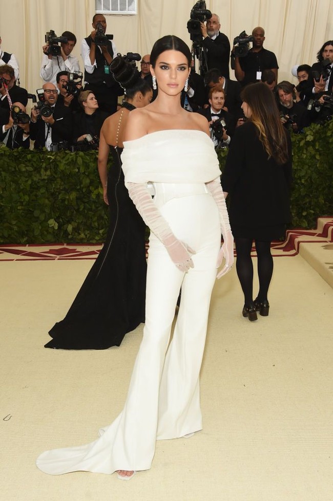 Kendall Jenner tampil memukau di karpet merah. Sayangnya jumpsuit putih dari Virgil Abloh ini terlalu cantik untuk dipakai ke ajang Met Gala yang berkostum megah. Foto: Dok. Getty Images