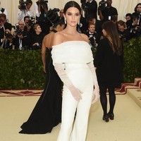 Kendall Jenner tampil memukau di karpet merah. Sayangnya jumpsuit putih dari Virgil Abloh ini terlalu cantik untuk dipakai ke ajang Met Gala yang berkostum megah. Foto: Dok. Getty Images