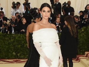 Viral, Muka Jutek Kendall Jenner Usir Asisten di Karpet Merah