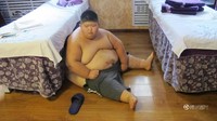 Di usia 11 tahun Li Hang dari Harbin, China, dilaporkan memiliki berat badan mencapai 165 kilogram. Ia menjalani berbagai macam terapi tradisional untuk menurunkan berat badannya. (Foto: Facebook)