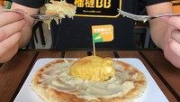 Bikin ngiler, ada roti canai renyah dengan topping puree durian. Di atasnya juga diberi sepotong durian Musang King. Foto: Istimewa