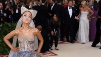 Penyanyi Ariana Grande juga hadir dalam acara tersebut, ia tampak lucu dengan hiasan pita di kepalanya. Foto: Getty Images