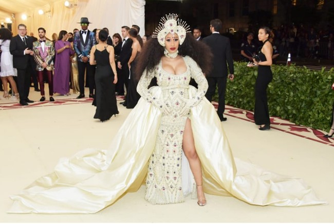 Cardi B yang tengah hamil memikat dengan gaun megah dan aksesori kepala mewah. Foto: dok.cnn