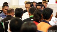 Para sopir mengeluhkan maraknya kasus pungli dari kawasan Sumatera hingga Jakarta. Ada juga sopir truk yang mengadukan soal maraknya premanisme di Sumatera.