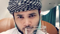 Sepertinya kali ini pelantun lagu Menunggumu ini tengah berada di dalam pesawat. Ia menikmati segelas lemonade. Mau..?, tulisnya. Foto: Instagram @ridho_rhoma