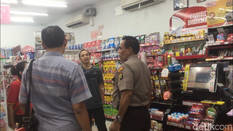 Maling Satroni Minimarket di Kramat Jati, Uang Rp 54 Juta Raib Maling Satroni Minimarket di Kramat Jati, Uang Rp 54 Juta Raib