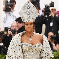 Menyempurnakan gayanya, aksesori kepala yang bentuknya menyerupai mitre atau mitra, topi sakral kebesaran pemimpin tertinggi umat Katolik itu. Foto: Dok. Reuters, Getty Images