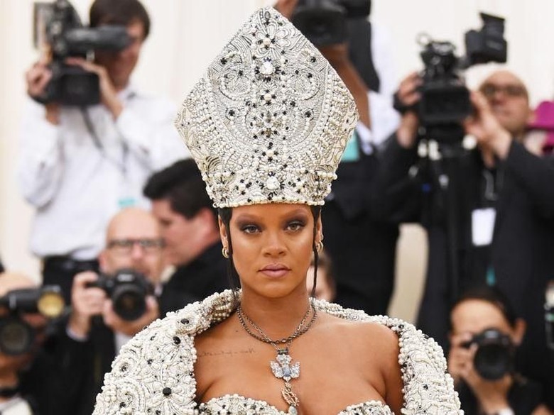 Duh! Rihanna Kepergok Curi Gelas Wine Duh! Rihanna Kepergok Curi Gelas Wine