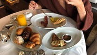 Ini dia menu sarapan Gal Gadot saat berada di China. Duh, makan roti panggang bertopping irisan pisangnya lahap banget. Jadi mau!  Foto: Instagram @gal_gadot