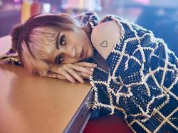 Pacar Baru Elon Musk Curi Perhatian