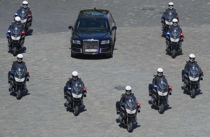 Setelah resmi dilantik kembali menjadi Presiden Rusia, Vladimir Putin kembali menarik perhatian dengan menaiki mobil Limosin terbarunya jenis Senate Limousine. Mobil Senate Limousine tersebut memiliki panjang enam meter. Menggendong mesin yang dikembangkan oleh tim mekanik pabrikan mobil mewah Porsche. Mobil tersebut dikembangkan sejak 2013, dan menelan dana hingga 12,4 miliar rubel, atau sekitar Rp2,7 triliun. Sputnik/Sergei Savostyanov/Pool via REUTERS