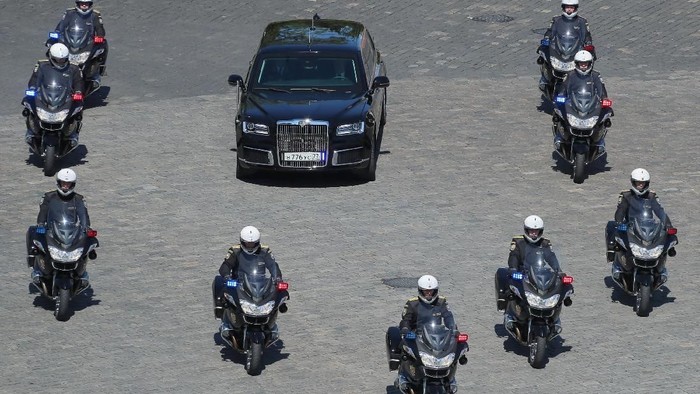 Setelah resmi dilantik kembali menjadi Presiden Rusia, Vladimir Putin kembali menarik perhatian dengan menaiki mobil Limosin terbarunya jenis 'Senate Limousine'. Mobil Senate Limousine tersebut memiliki panjang enam meter. Menggendong mesin yang dikembangkan oleh tim mekanik pabrikan mobil mewah Porsche. Mobil tersebut dikembangkan sejak 2013, dan menelan dana hingga 12,4 miliar rubel, atau sekitar Rp2,7 triliun. Sputnik/Sergei Savostyanov/Pool via REUTERS