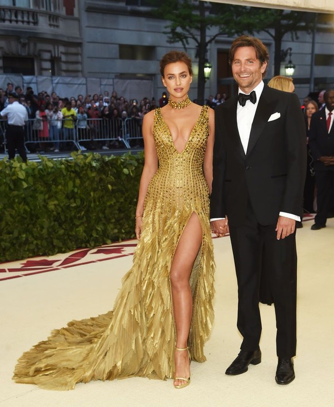 Bergandengan tangan, Irina Shayk dan Bradley Cooper memasuki area Metropolitan Museum of Art, New York City. Foto: Getty Images