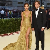 Bergandengan tangan, Irina Shayk dan Bradley Cooper memasuki area Metropolitan Museum of Art, New York City. Foto: Getty Images