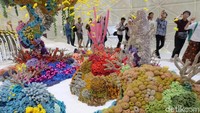 Mulyana jadi commissioned artist yang menampilkan karya utama di fasad depan bangunan Jogja National Museum (JNM). Ia menampilkan karya rajutannya bertajuk Sea Remembers. Foto: Tia Agnes/ detikHOT