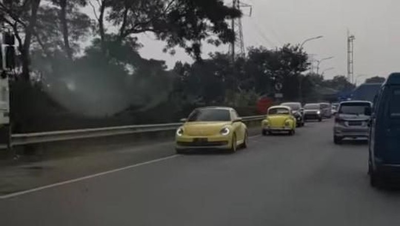 Foto: Viral konvoi vw dikawal polisi lawan arus di Tol Jagorawi (istimewa) Foto: Viral konvoi vw dikawal polisi lawan arus di Tol Jagorawi (istimewa)
