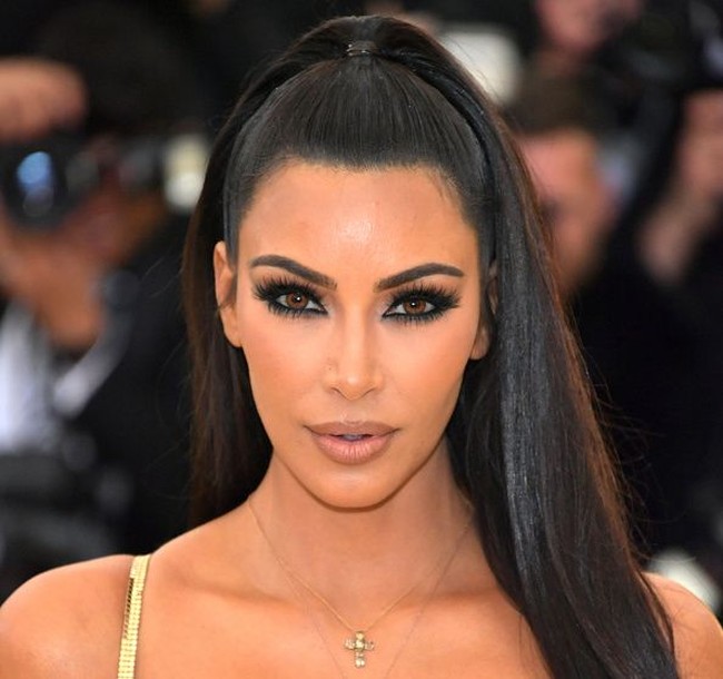 Seperti suaminya, Kanye West, Kim Kardashian juga hampir tak pernah tersenyum di depan kamera. Ia lebih suka ekspresi datar dan diam saat difoto. Kim mengaku jarang tersenyum karena bisa menyebabkan kerutan. Foto: Getty Images