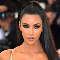 Seperti suaminya, Kanye West, Kim Kardashian juga hampir tak pernah tersenyum di depan kamera. Ia lebih suka ekspresi datar dan diam saat difoto. Kim mengaku jarang tersenyum karena bisa menyebabkan kerutan. Foto: Getty Images