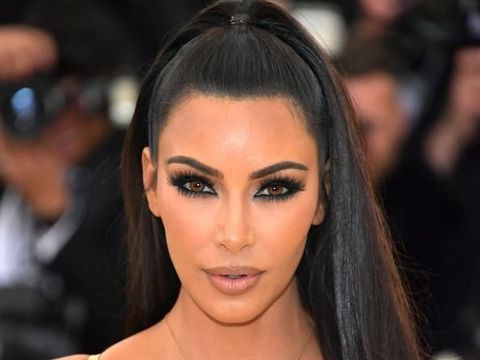 Kim Kardashian tampil dengan rambut pony-tail di Met Gala 2018.